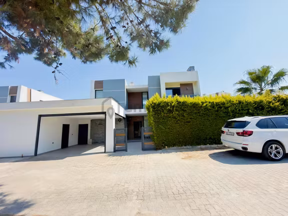 Tek Müstakil 520 M2 Arsa İçerisinde Aidatsız 4+1 Havuzlu Villa 1