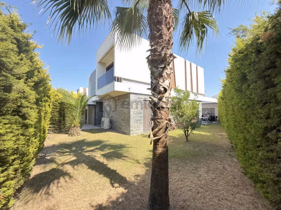 Tek Müstakil 520 M2 Arsa İçerisinde Aidatsız 4+1 Havuzlu Villa 2