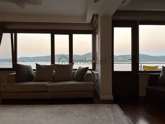 Sarıyer Sahilde Lebi Derya Manzaralı Satılık 2+1 Yol Yalı Dairesi 1