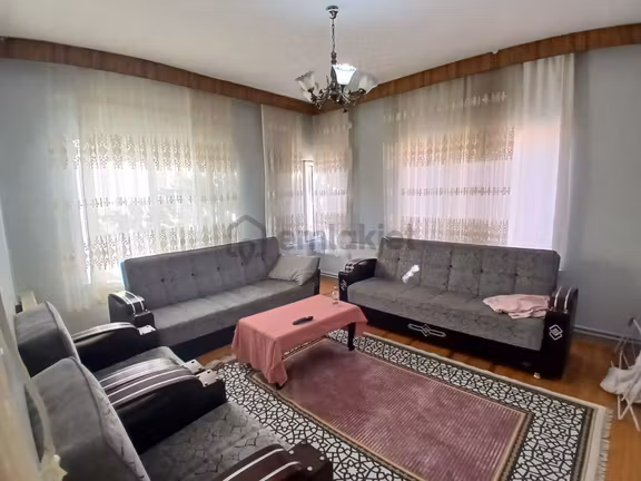 Akçay Emlak'tan Akşehir Çarşı Merkezde Eşyalı Kiralık 3+1 Daire 1