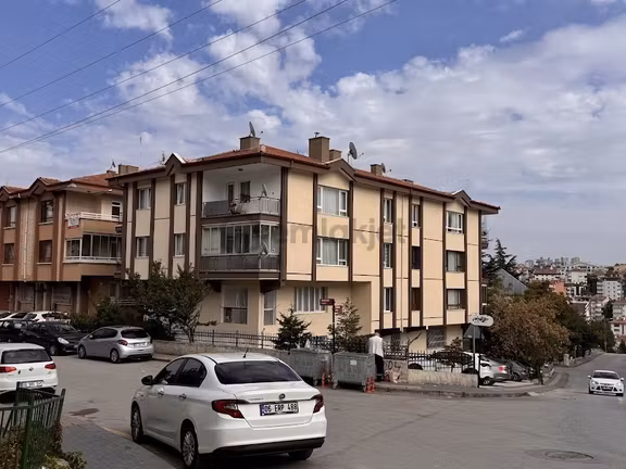 Çankaya Tekman Caddesi Üzerinde Geniş Kiralık 3+1 Daire 1
