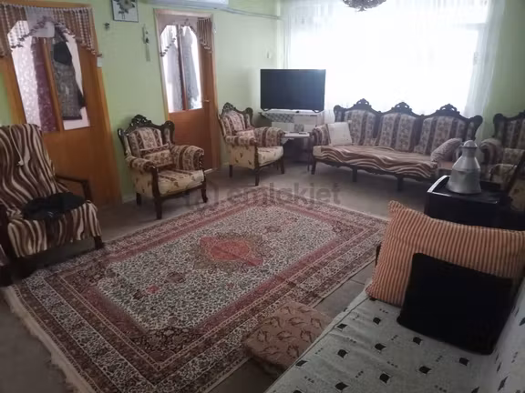 Edremit Gümrük Belediye Konutlarında Eşyalı Satılık 2+1 Daire 1