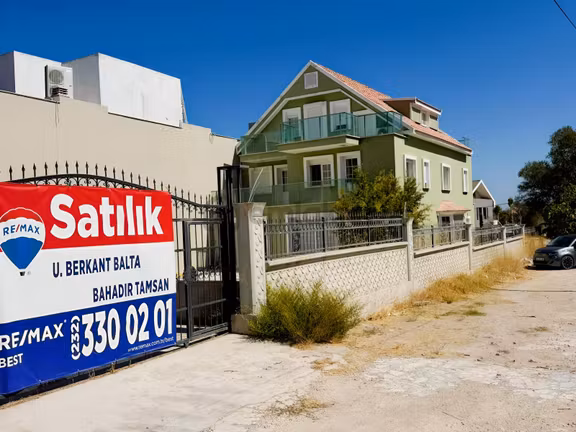 53 Remax Best'ten 876 Metrekare İçindesatılık 6+2 Villa 1