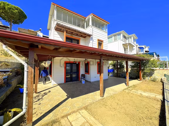 Bodrum'a Yakın Adabükü Plajlı Sitede Manzaralı Tripleks Villa 1
