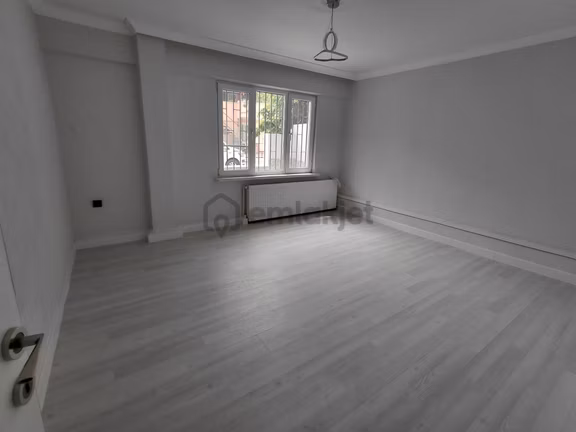 Merkezde Satilik 2+1 İci Yenilenmis Giriskati 2
