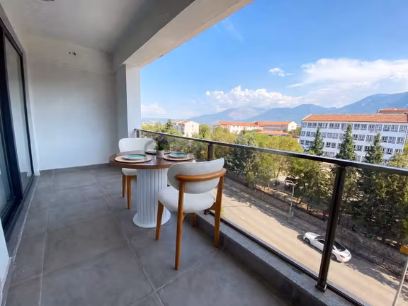 Üniversite Kapısına Yakın Sıfır Eşyalı Geniş Balkonlu 1+1 1
