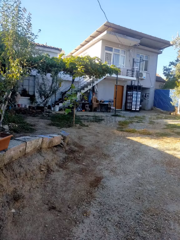 Tire Yenioba'da 464 M² Bahçeli Kahvehaneli 2+1 Müstakil Köy Evi 1