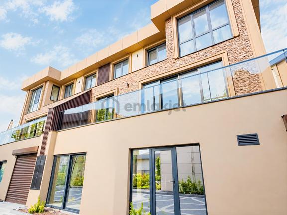 Elvora Villa'da 3 Katlı, 250 M2 Net Kullanım Alanlı Villa 1
