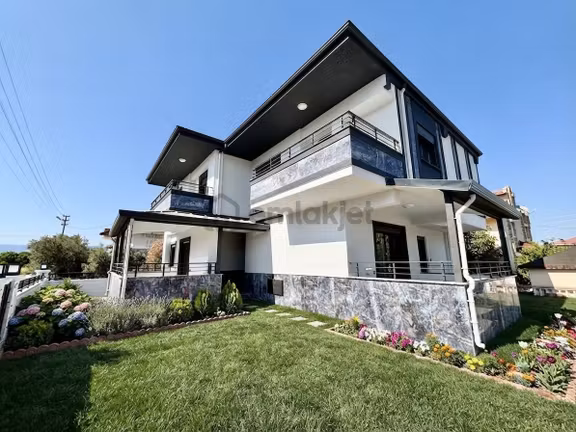 Ay Emlaktan Burhaniye Adyar'da Denize 100 Mt Doğa İle İç İçe Satılık 3+1 Otoparklı Müstakil Villa 1