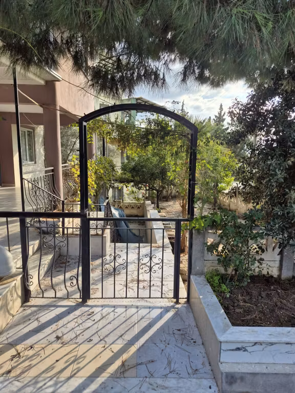 Kuşadası Soğucak Da Denize Marketlere Yürüme Mesafesinde 4+1 Kiralık Daire 1