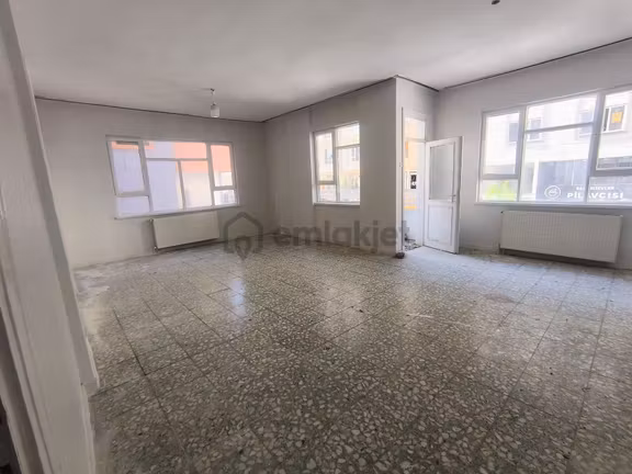 Bahçelievler Merkezi Konumlu 3+1 Genis Yapili Daire Toplamayla Arasında 1 Cadde Var Sadece 2