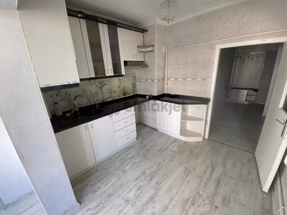 Hilal'den Kıbrısköyü'nde Site İçerisinde Geniş Kullanımlı Daire! 1