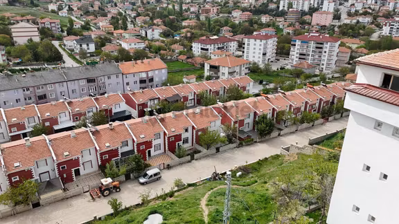 Çift Girişli Kapalı Garajlı Trıbleks 1