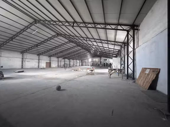 Kiralık 1500 M2 Sitede Depolamaya Uygun İşyeri 2