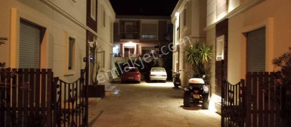 Çeşme Merkez Marina Yakını Bahçe Teraslı Satılık 1+1 Lüks Daire