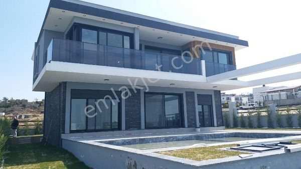 Kuşadası'nda Kapanmaz Deniz Manzaralı Satılık Müstakil Villa
