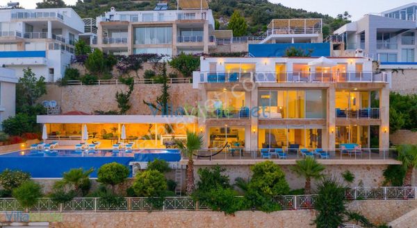 Kalkan Kalamar'da Deniz Manzaralı Geniş Arazili Villa