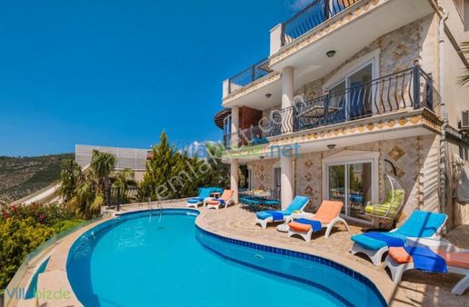 Kalkan'da Deniz Manzaralı, Kapalı Havuzlu Lüks Villa