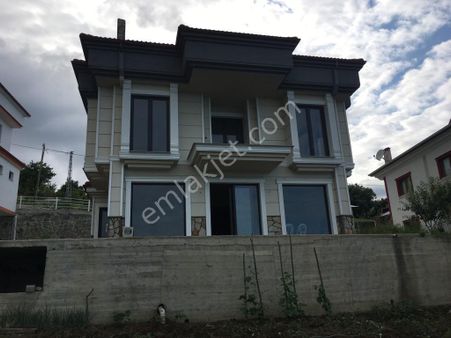 Şahinoğlu Emlaktan, Trabzon Darıca'' Da, Deniz Manzaralı 650 M2 Arsa İçerisinde Tribleks Villa.