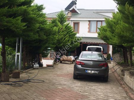 Şahinoğlu Emlaktan, Trabzon Derecik'te 1 Daire Fiyatına, 3.400 M2 Arazi Ve 3 Kat Villa.