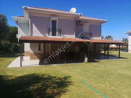 Boyalık Denize Çok Yakın Site İçerisinde Geniş Bahçe Paylı Villa