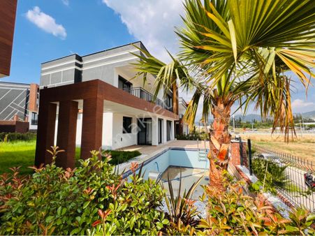 Kuşadasında Denize 800 Mtre Uzaklıkta Lüks Eşsiz Villa