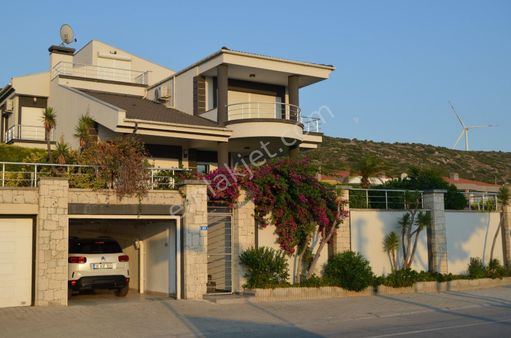 Çeşme Çiftlik Yolu Üzeri Sakız Adası Manzaralı Lüx Triplex Villa