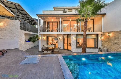 Kalkan Merkezde Özel Havuzlu Villa Ve 2 Adet Daire