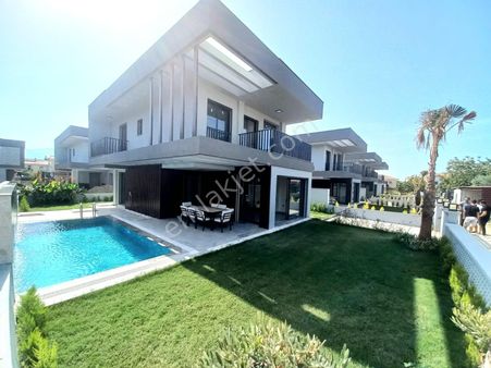 Kuşadası'nda Oturuma Hazır Müstakil Denize Yakın Özel Havuzlu 4+1 Villalar