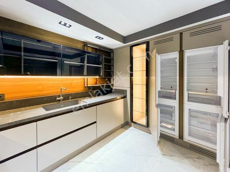 Kuşadası'nda Avm Ve Denize Yakın Satılık Lüks Villa