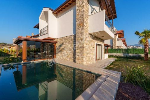 Kuşadası Özel Havuzlu Ahşap Ve Taşın Buluştuğu Özel Villalar