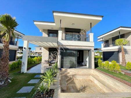 Kuşadası'nda Denize Yakın Müstakil Akıllı Ev Sistemli Lüks Villa