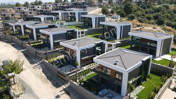 Kuşadası Soğucakta Satılık 4+1 Ultra Lüks Villa