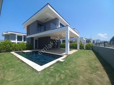 Kuşadası'nda Eşyalı Ortak Havuzlu Müstakil Villalar