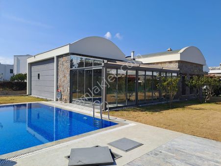 Turgutreis Bahçelievlerde Denize 150 Metre Mesafe Site İçinde Yabancıya Satışa Uygun Havuzlu Villa
