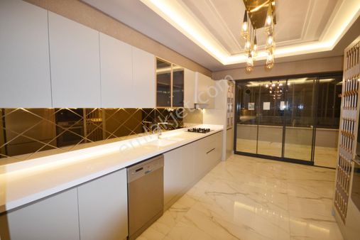 Fıstıklık'ta Güvenlikli Süperlüx Nezih Sitede Şık Tasarım 3.5+1 Daire