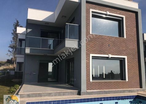 Kuşadası'nda Oturuma Hazır Deniz Manzaralı Müstakil 4+1 Havuz+özel Otoparklı Villa