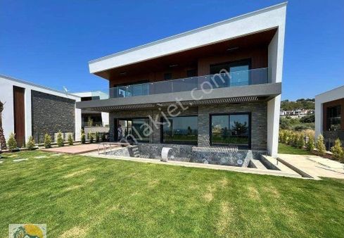 Kuşadası'nda Satılık Muhteşem Konumda Hamam_sauna_spor Salonu_kapalı Otoparklı Full Manzaralı Villa