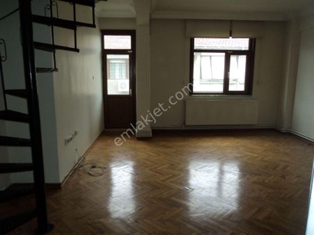 Burç Emlak'tan Gazi Refik Sokakta 130 M2 3oda Salon Bakımlı Dublex Daire