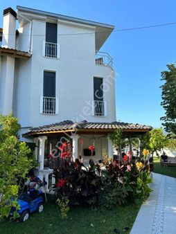 Ümmetoğlu'ndan 4+1 Müstakil Villa 400 M2 Eşyalı Bahçeli Arsa Alanı