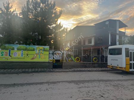 Karşıyaka'da 3 Kat + Zemin Kat Bahçeli 7+1 Villa