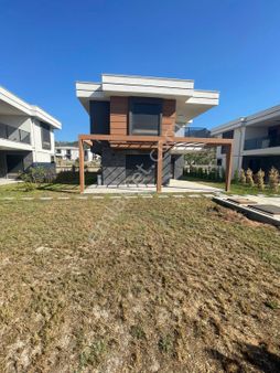 Davutlar”da Sıfır Denize 800 M Tam Müstakil Villa