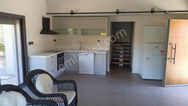 Alaçatı Gayrimenkulden Dalyan Marina Yakını Yıllık Kiralık Villa.