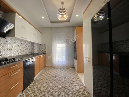 Meydan Kavşağına Yürüme Mesafesinde Asansörlü Çok Şık 3+1