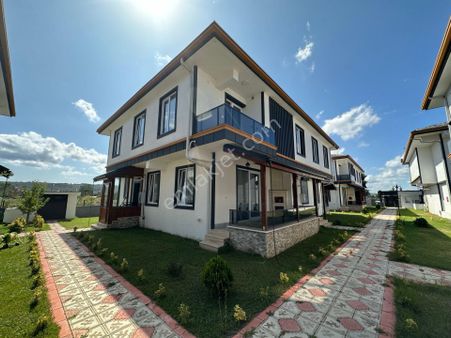 Karasu Turyap'tan Satılık Havuzlu Lüks Sitede 3+1 Dubleks Villa