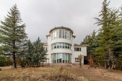 İncek'te 1385m2 Bahçe Alanına Sahip Kiralık 8+1 Malikane /enbatı