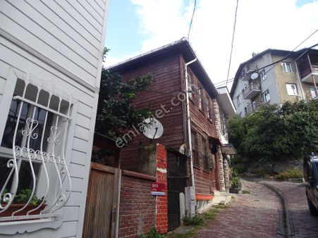 İstinye Merkezde Müstakil Ahşap Bina Doğalgaz Kombili (3 Katlı)