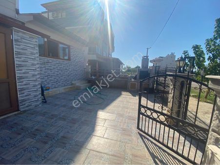 Dikili Güven Emlak’tan Cumhuriyet Mahallesinde Denize Yakın Acil Satılık 4+1 Villa