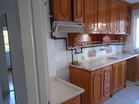 Fesleğen Mahallesi'nde 3+1,145m2.,kombili Kaloriferli,2.kat(ara Kat) Satılık