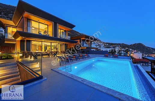 425 M2 Arsa İçinde Denize Nazır Kaliteli Konforlu Müstakil Villa